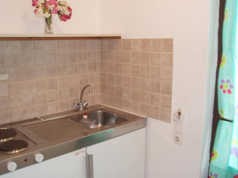 Private small kitchen with
pans, frying pans, dishes, cups,forks ,Kettle, sandwith.