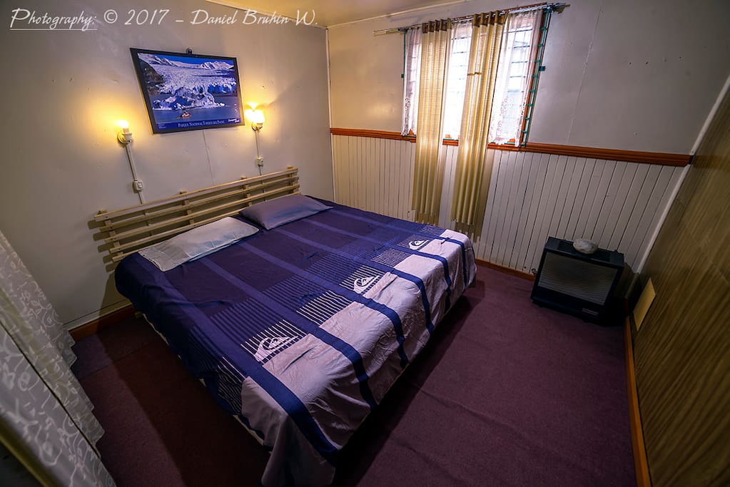 habitación confortable con cama matrimonial que puede separarse en dos individuales