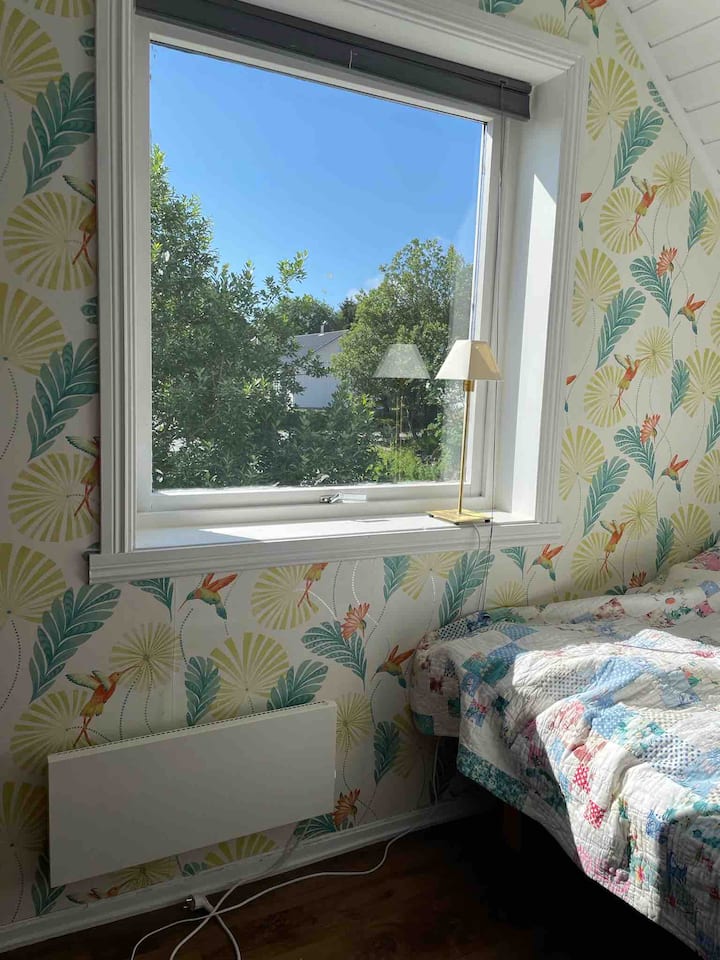 საძინებელი 2: საწოლი 120 სმ სიგანის 