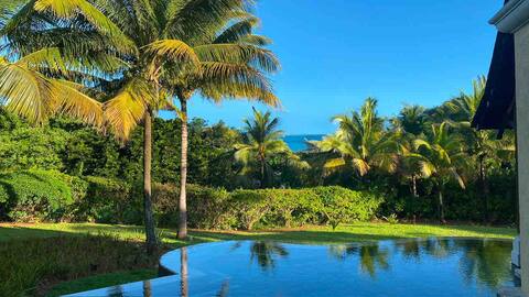 Jungle villa with heated pool, beach on foot