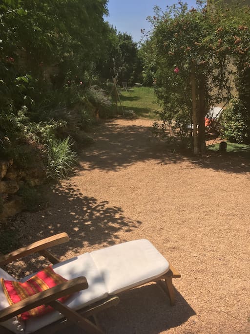 chaises longues dans le jardin