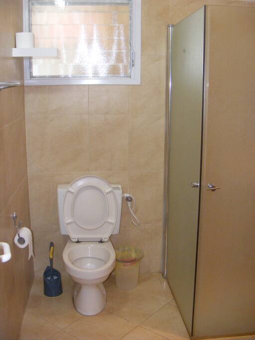 WC privée dans la salle d'eau avec lavabo et douche