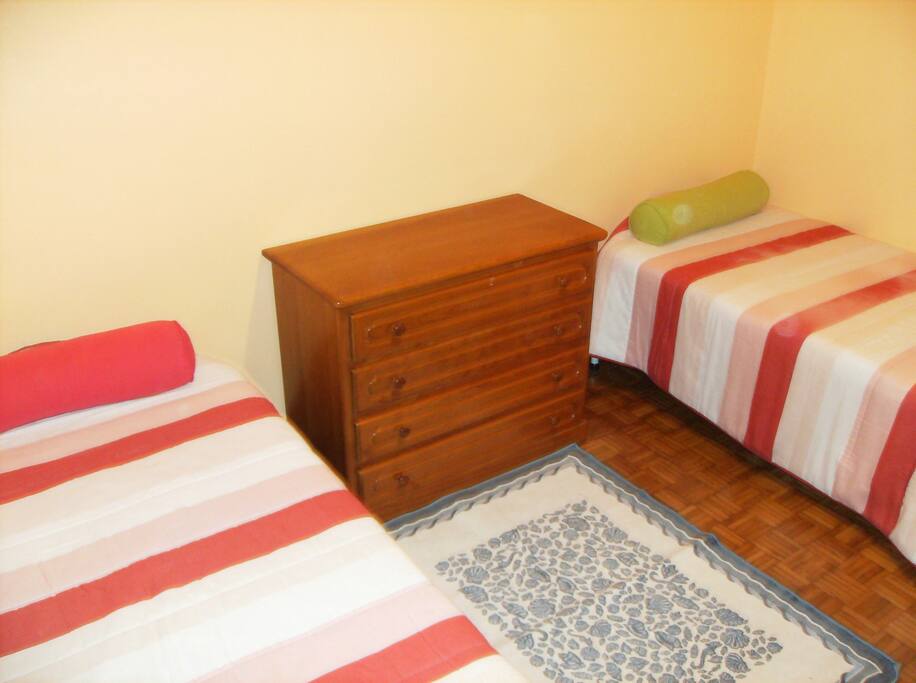 Quarto duplo (2 camas de solteiro). Janela interior. Tv, Guarda fato. Serventia de WC e cozinha (partilhados). Restaurante e parque de estacionamento a 2m, mercearia a 200m.