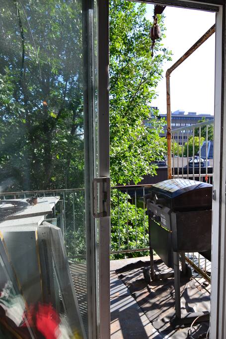 balcony with BBQ/ balcon avec barbecue