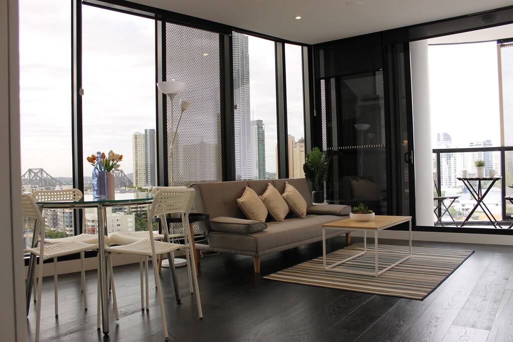 Spectacular Views of CBD & Story Bridge & Parking