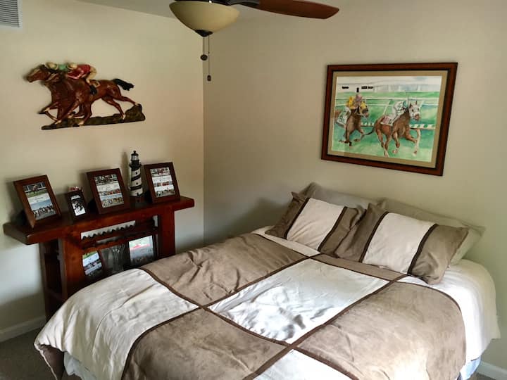 Канцеларијата на главниот кат е претворена во двокреветна соба за гости од мај до октомври.