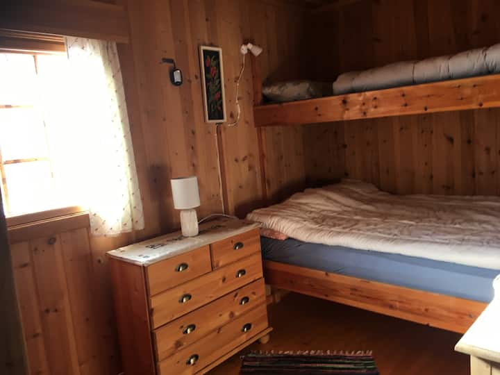 Chumba cha kulala na vitanda vitatu.