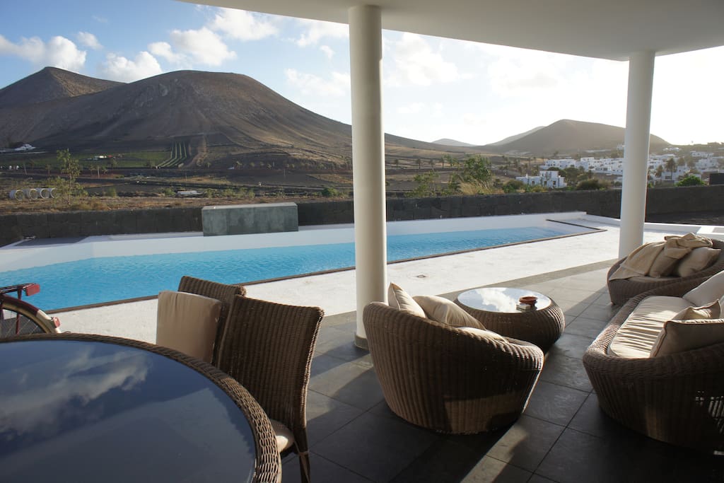 Zona lounge y comedor exterior completo
