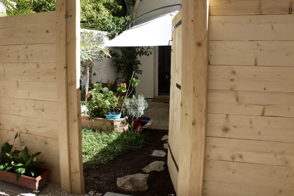 L'entrée de la maisonnette
