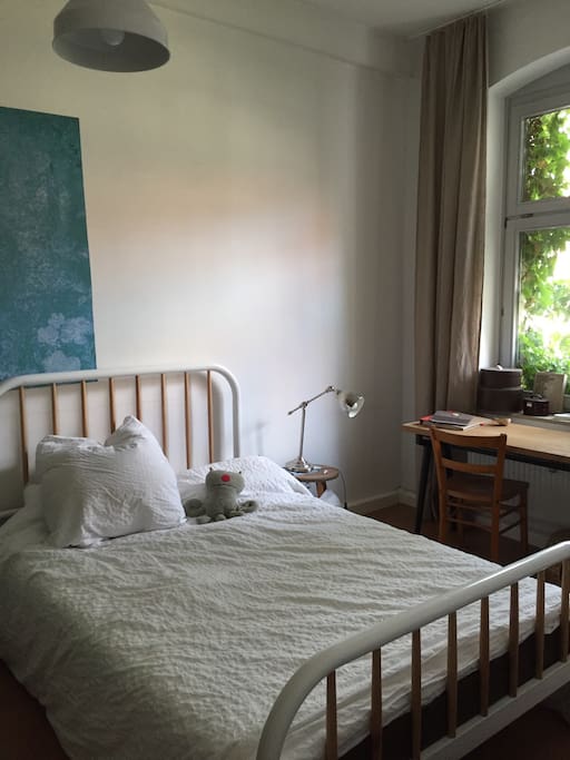Das Schlafzimmer mit 140cm Doppelbett. Es gibt zusätzlich ein selbstaufblasbares Airbed, auch 140.