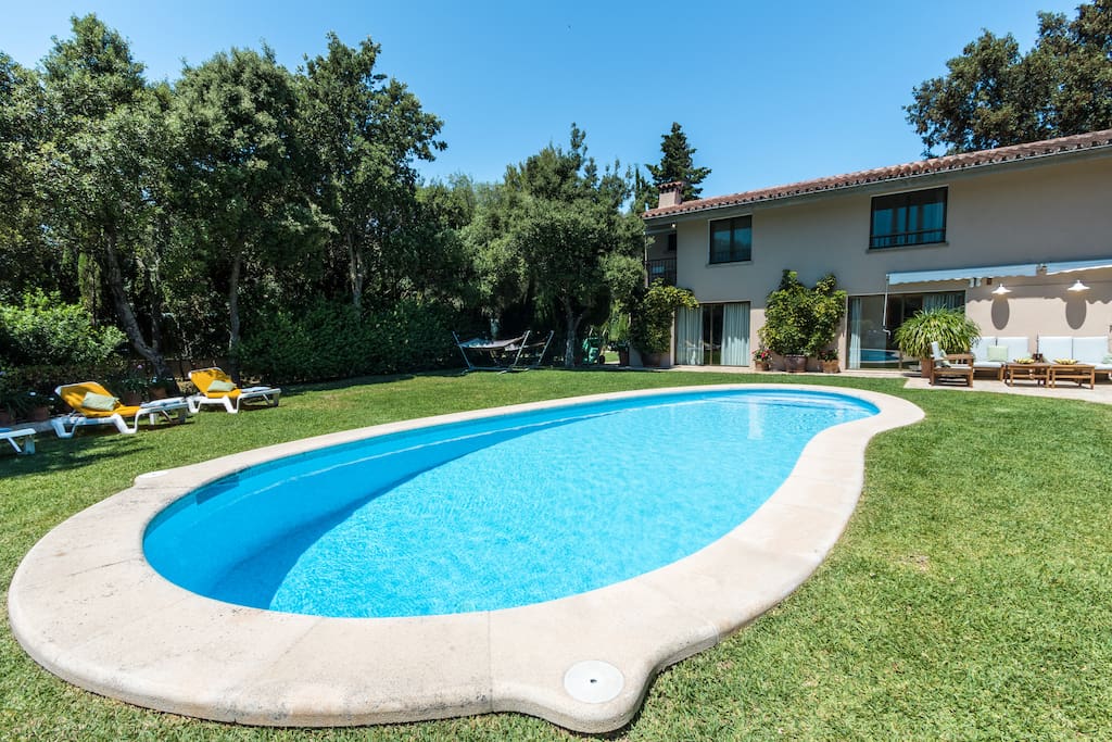 PISCINA JARDIN CAN LLAMAS