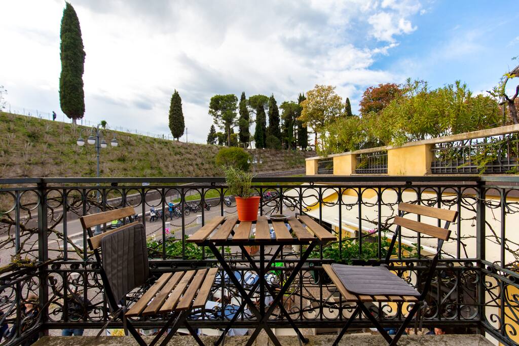 Incantevole. Questo terrazzino e' semplicemente unico . Chi ha la fortuna di sedersi in questo terrazzino con la propria amata o con la persona cara, non lo scorderà mai più . E' intimo , regala un panorama gradevolissimo e favorisce l'intima confessione.