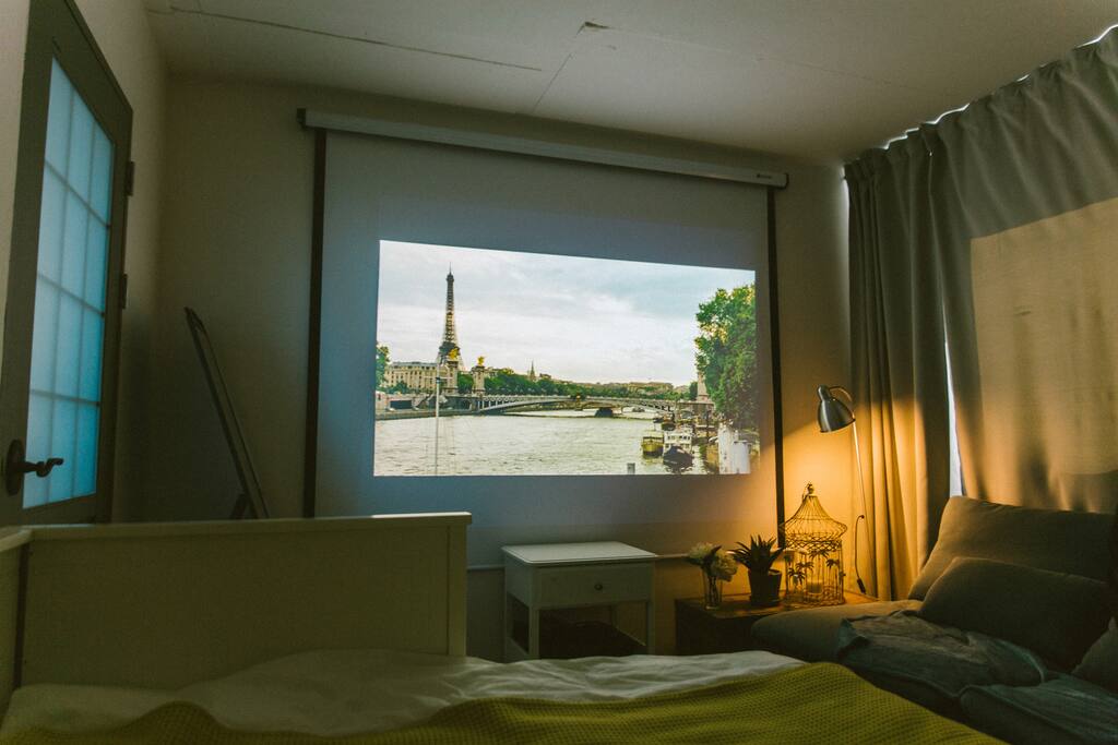 100inch movie screen w/ brand NEW Hitachi beam projector.