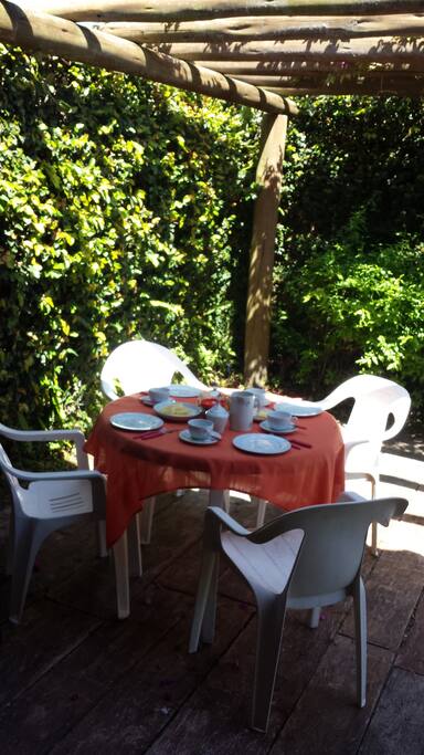 Tome café da manhã embaixo do pergolado