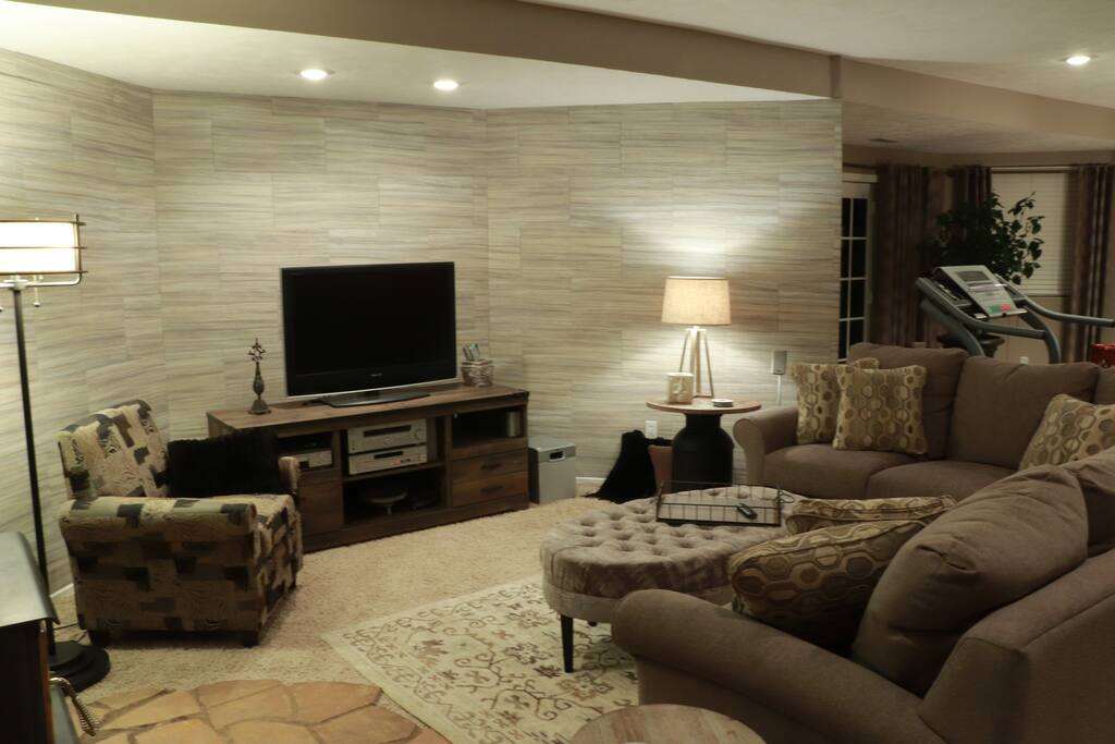 Wi-fi, cable tv, dvd with home theater.
