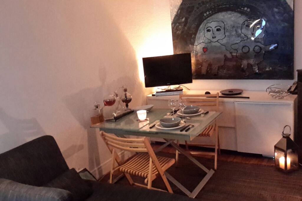 Table relevée pour dîner à 2 ou à 4... (la table se relève très facilement)