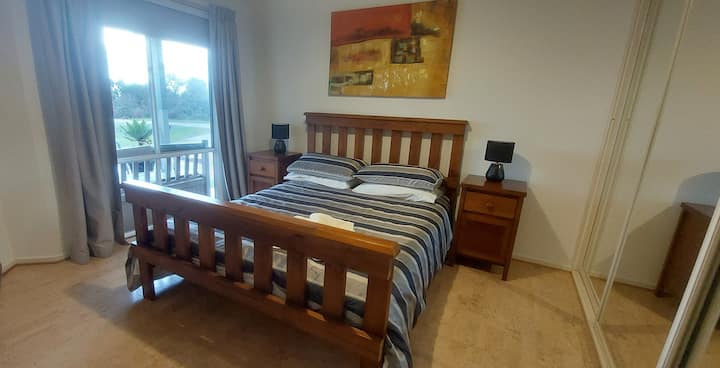 Izba s výhľadom na more, manželská posteľ s posteľnou bielizňou a uterákmi