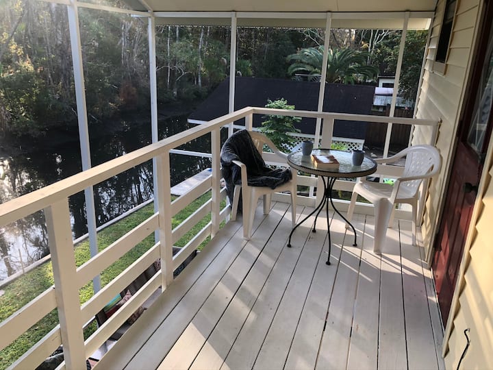 Балконот е надвор од главната спална соба. Прекрасна утринска светлина и многу  птичји повици. 