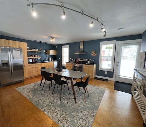 Cheerful Modern Getaway 3 BR home