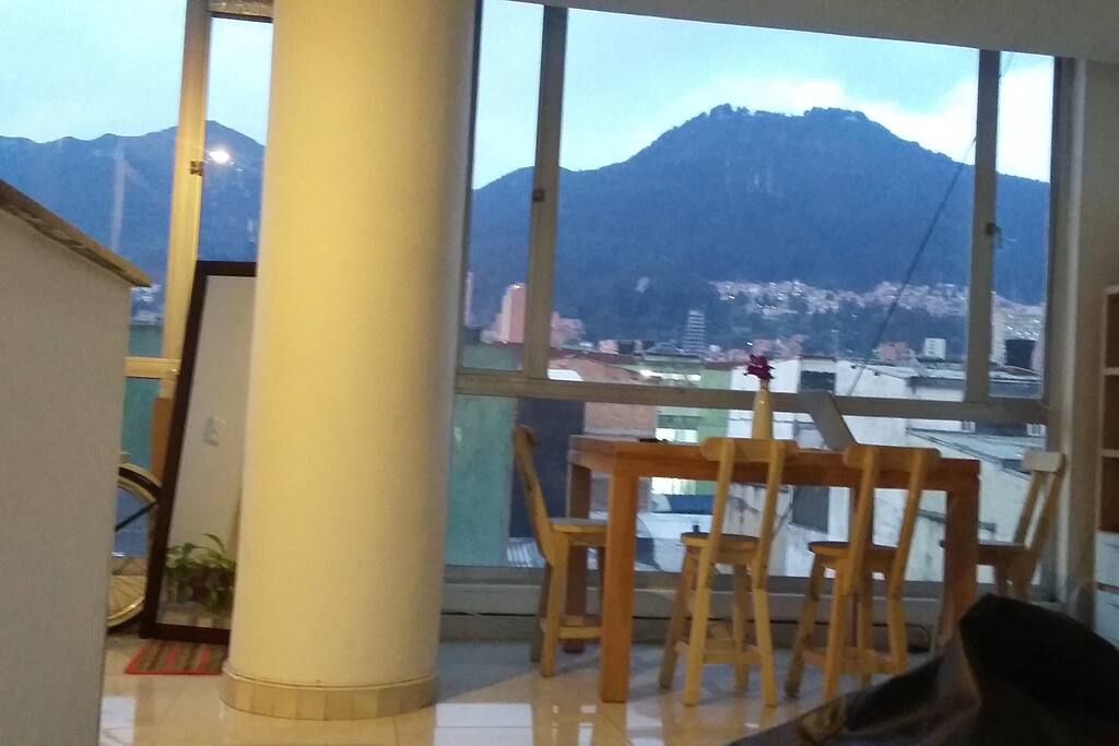 Un espacio ideal para sentarse a trabajar / Area for working and enjoy the view