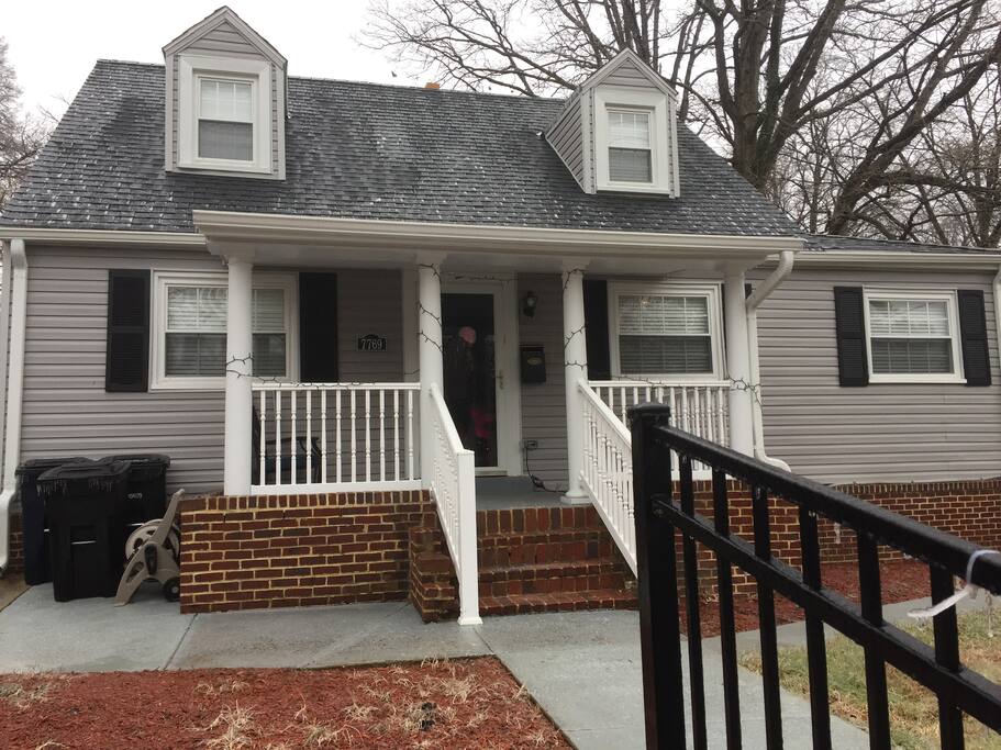 Beautifully renovated Cape Cod with 4 bedrooms / 3 baths / Sofa Sleeper