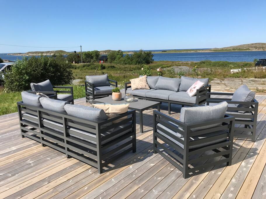 Utsikt over havet, skipsleia og fjellene i sør. Treplatt rundt huset på ca 80 kvadrat.