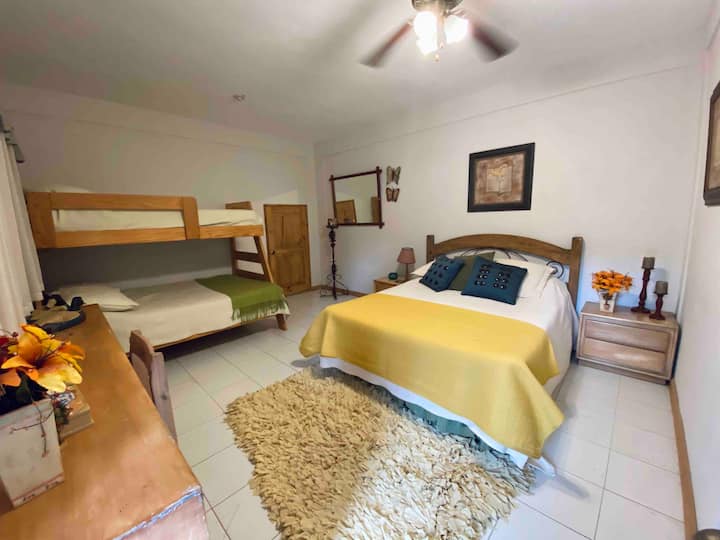 ห้องหมายเลข 4 รองรับได้ตั้งแต่ 4 -5 คน
ตั้งอยู่ที่ชั้นล่างไปยังชั้นหลัก
และจะมีให้บริการสำหรับผู้เข้าพักมากกว่า 7 คน