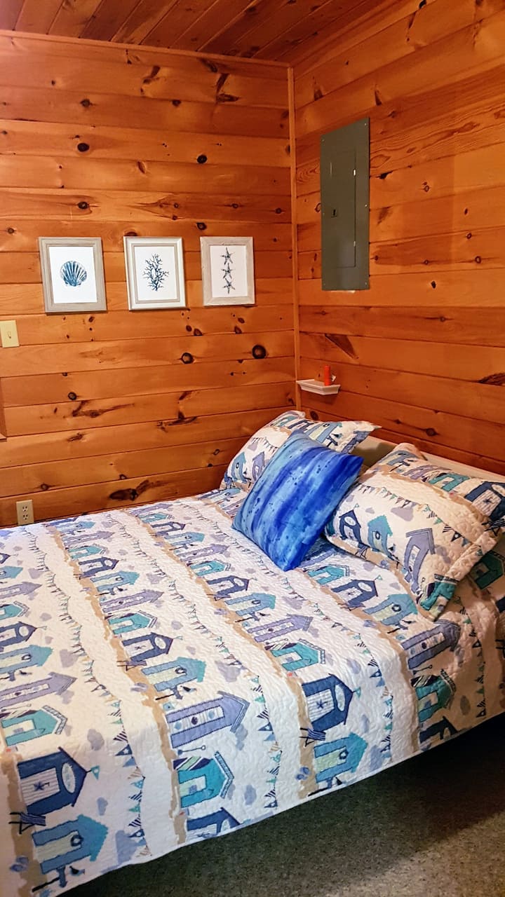 第二间卧室，全新标准双人床、记忆泡沫床垫和手绘抱枕，第二间带洗衣房的套房。