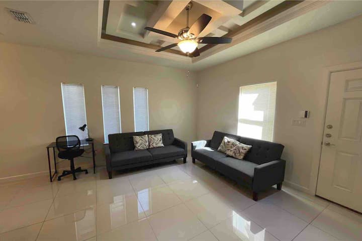 2b/2b apt near airport, plaza mall and amenities.