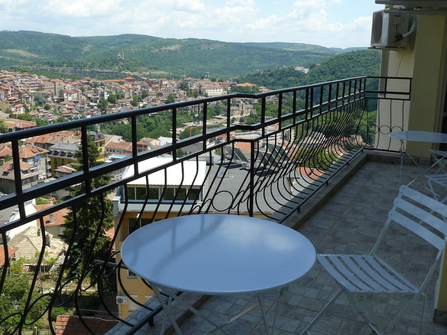 2-bedoom: balcony with stunning views over the old Veliko Tarnovo, Tsaravets medieval fortress and the distant hills of Arbanassi