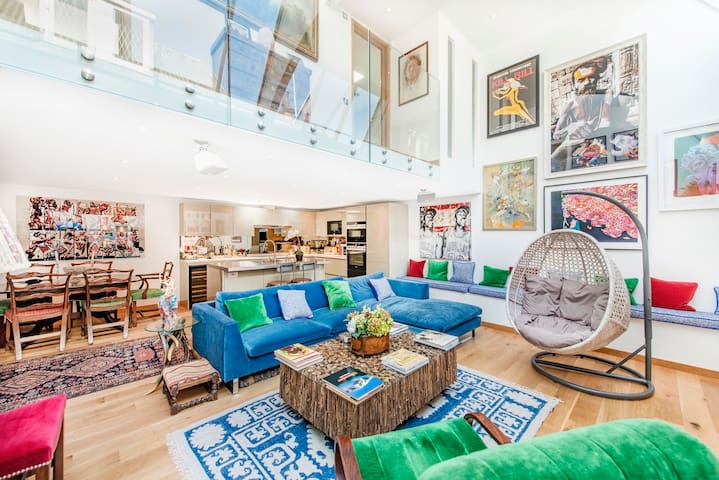 Stylish and renovated artists house in Chelsea gallery image 2