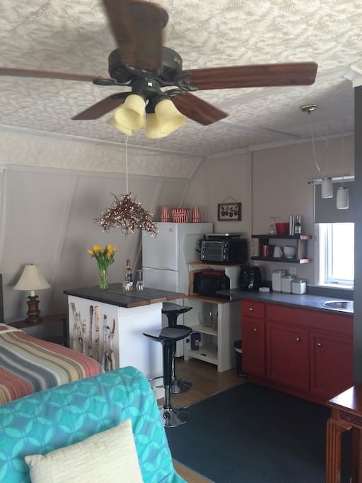 Kitchenette with island !