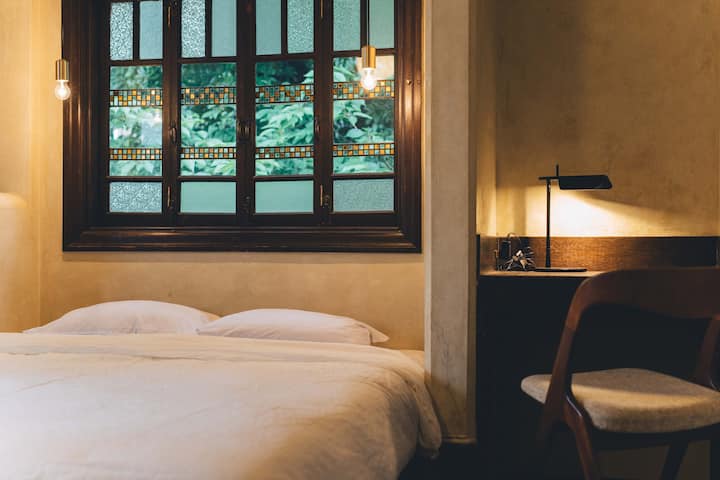 テラス付きクイーンルーム 築１００年の古民家ゲストハウスtoco Hostels For Rent In Taitō Ku Tōkyō To Japan