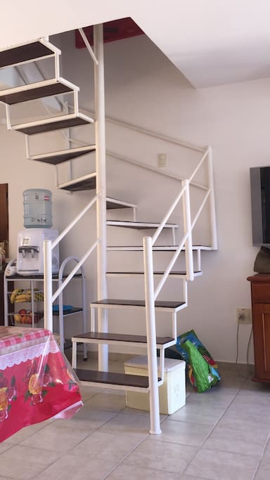 Escada com acesso às 2 suítes