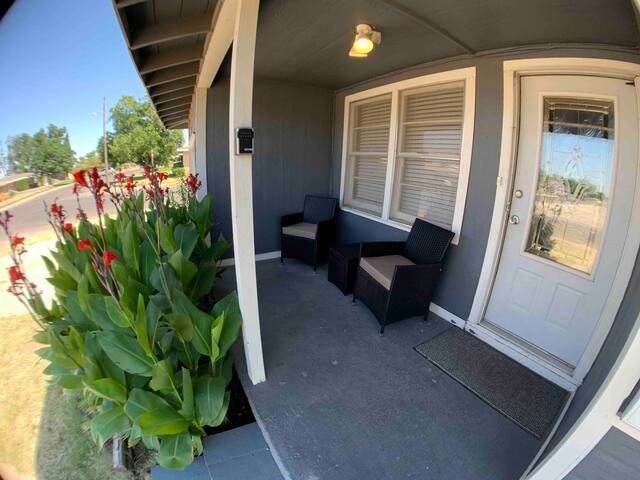 Convenient Bright 3 BR Near Shopping — 5 Min