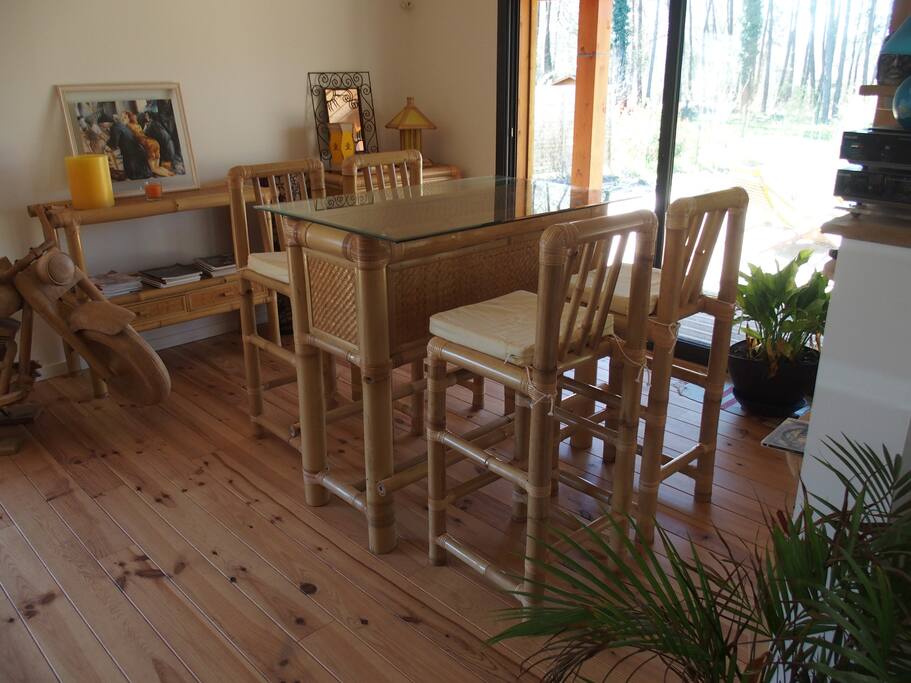 Salle à manger : vue sur terrasse et forêt..