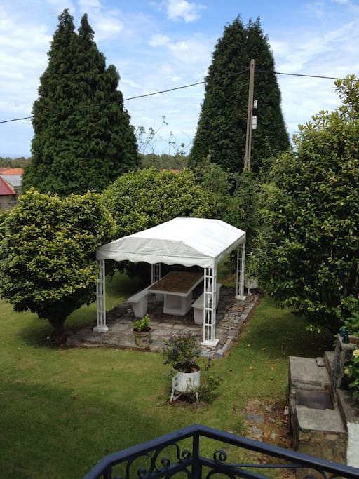Exterior con mesa y asientos para 10 personas cubierto
