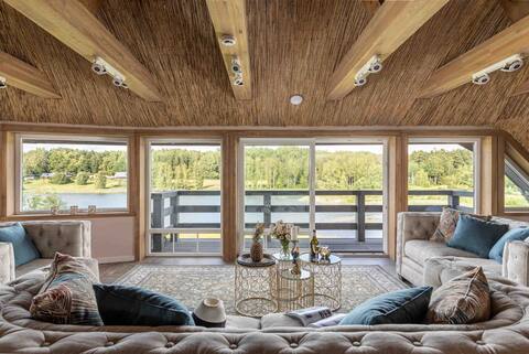 5-BR Lux Chalet: Hot Tub & Sauna in Prime Location