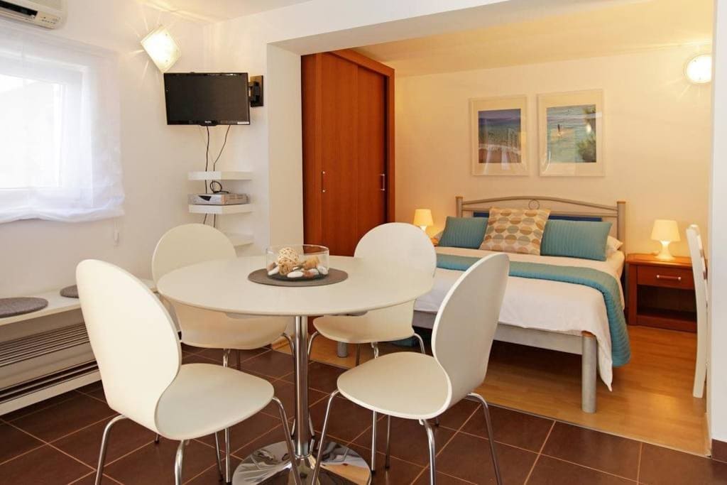 open plan dining&sleeping area