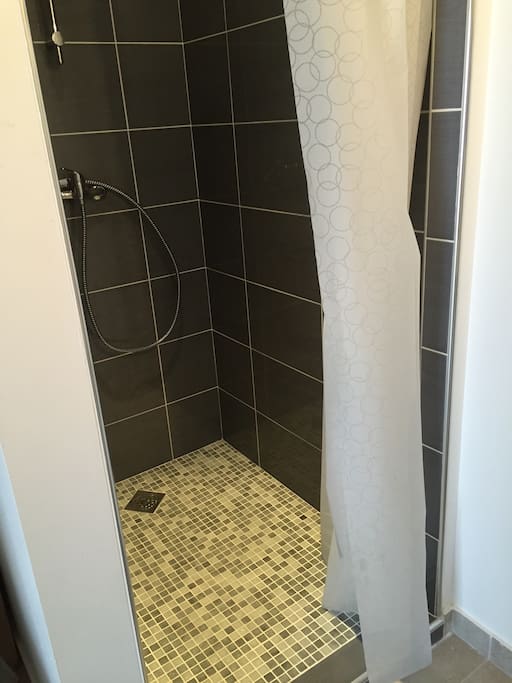 Douche moderne et agréable