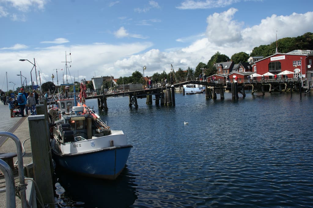 Eckernförder Hafen mit Fischern und Brücke