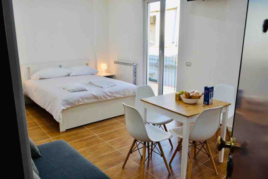 Spavaća soba. Bračni krevet (160x200).