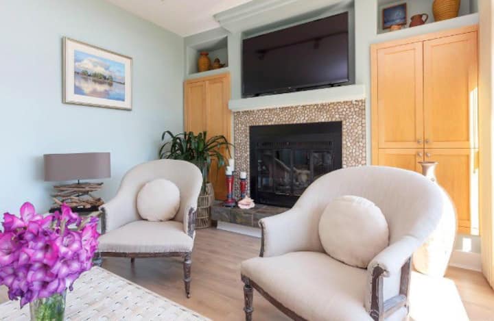 Wohnzimmer mit Kabel-TV