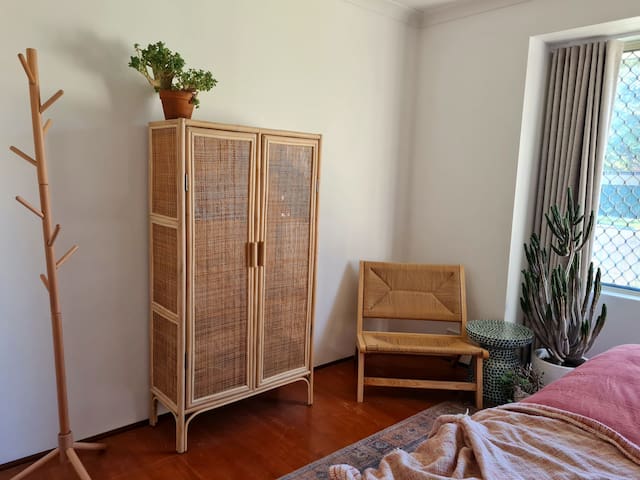 Charming 4BR Picket Fenced House gallery image 2