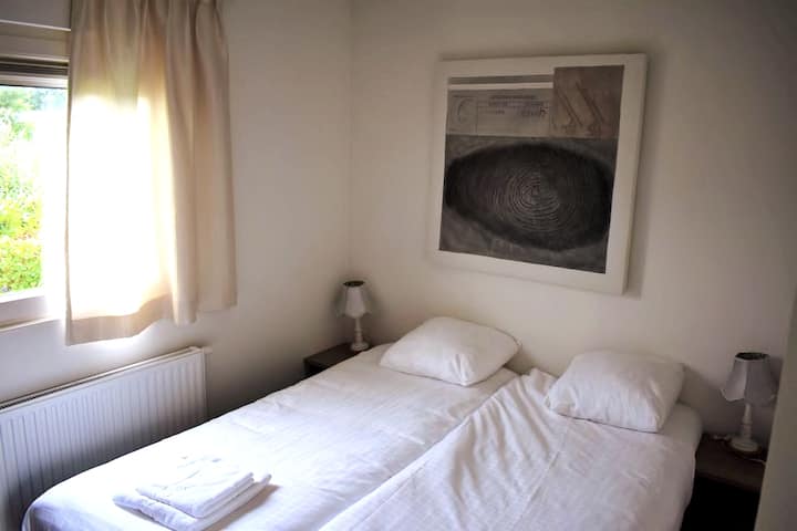 Slaapkamer met twee eenpersoonsbedden