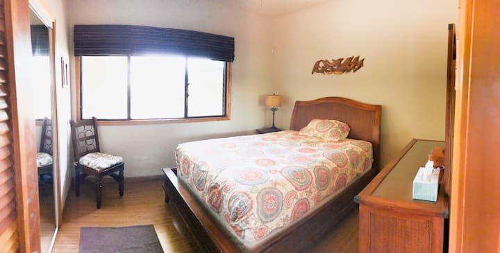 La segunda puerta a la izquierda en el pasillo 2 es el dormitorio 2 con una cama tamaño queen, vestidor y armario doble.