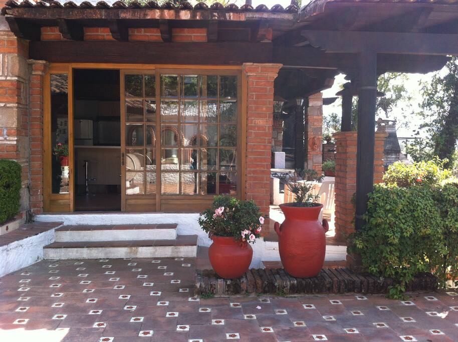 Patio a nivel sala y cocina