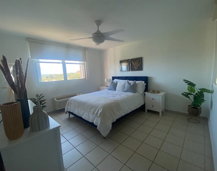 Основна спалня със спалня с двоен размер и дрешник