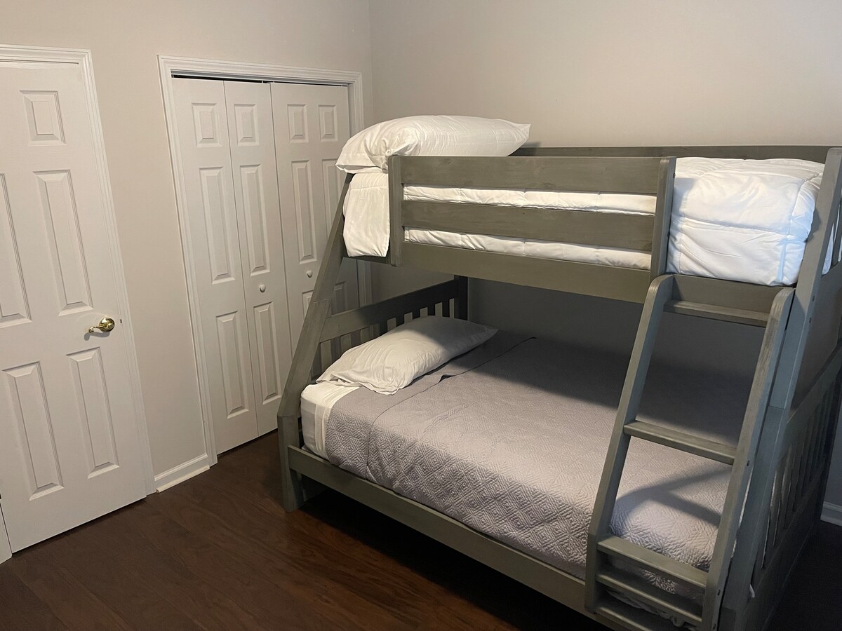 Მესამე საძინებელი სრული ორსართულიანი საწოლებით