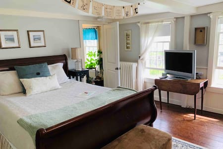 "Ferry's Landing" Private Bed & Bath w/Harbor View